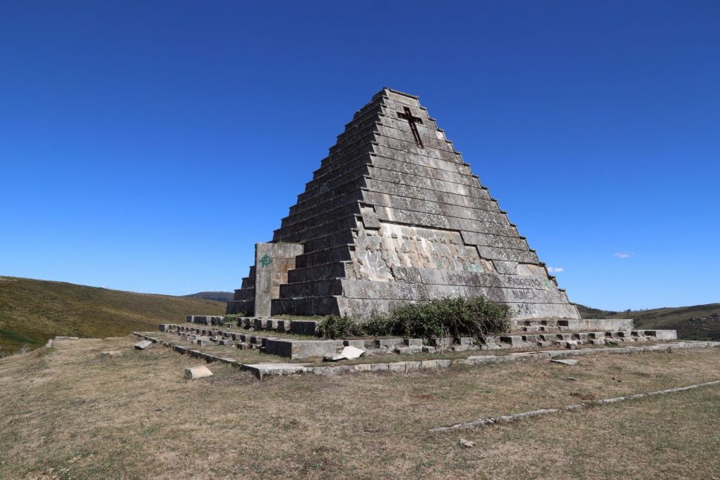 La desconocida pirámide del puerto burgalés del Escudo 2 Moncloa I2 MG 6231 copia Moncloa