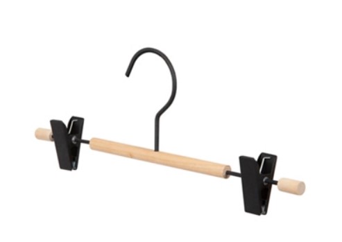 Percha de madera con pinzas negras
