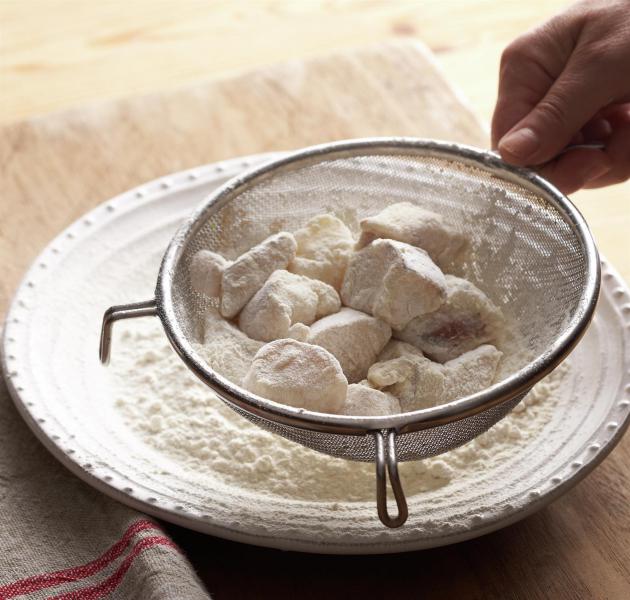 Retirar las tajadas de cazón