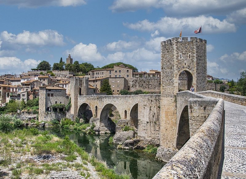 BESALÚ (CATALUÑA), ENTRE LAS ALDEAS MÁS BONITAS DEL PAÍS
