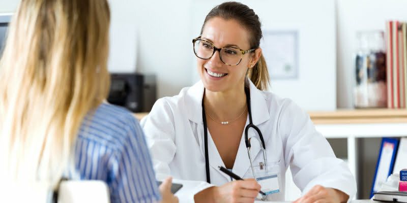 doctora-con-paciente-sonriente