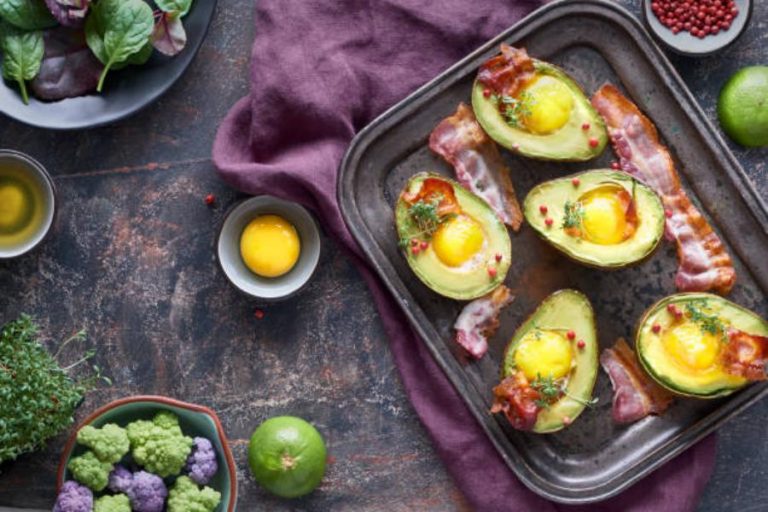 Aguacates con huevo y bacón: la cena deliciosa que harás en pocos minutos