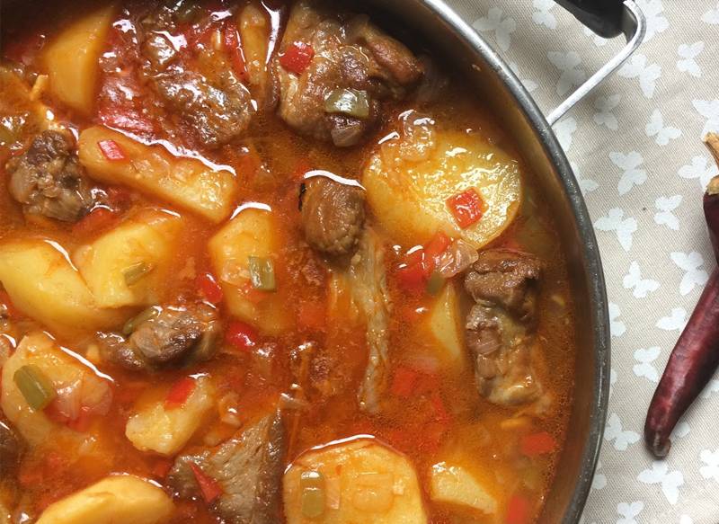 GUISO DE COSTILLAS CON PATATAS, UNA RECETA IDEAL PARA EL OTOÑO