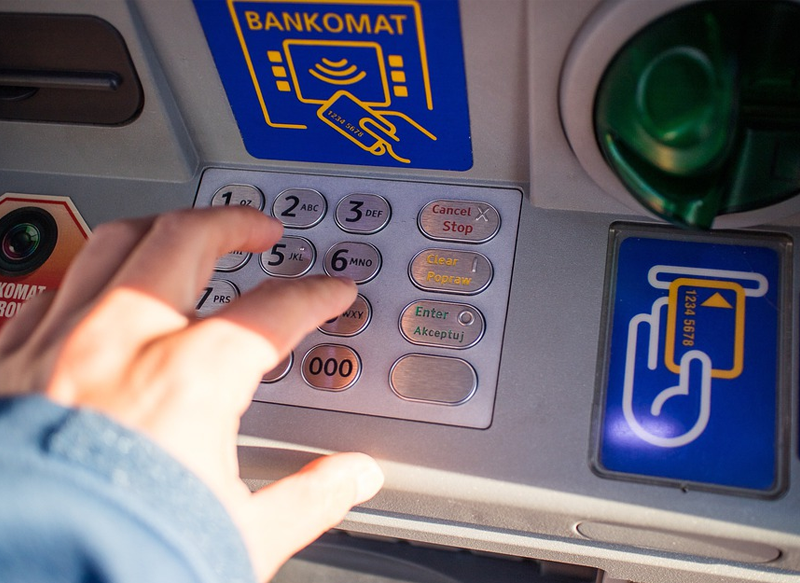 SACAR DINERO DE UN CJAERO, CADA VEZ MENOS NECESARIO