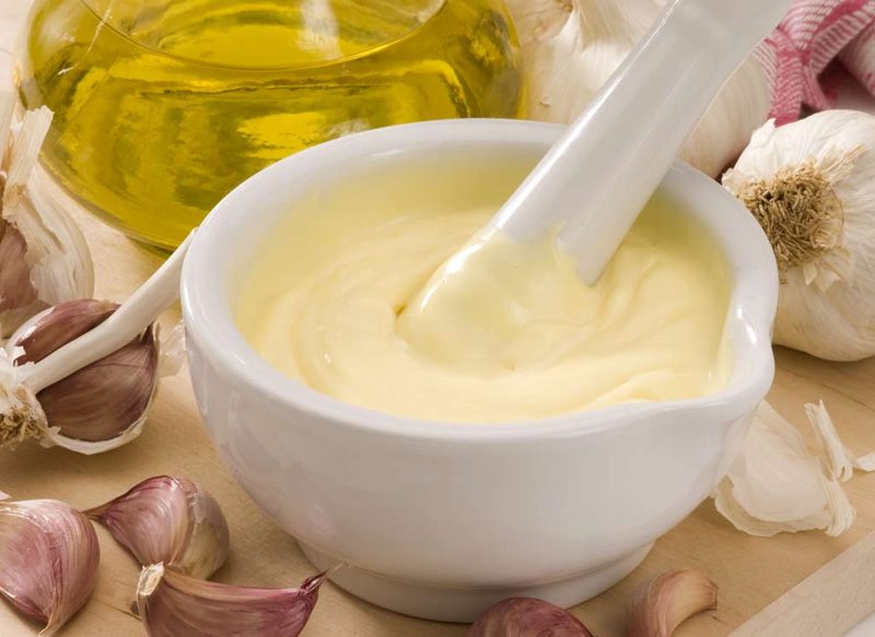 CONTINUANDO CON LA ELABORACIÓN DE LA SALSA ALIOLI SIN HUEVO