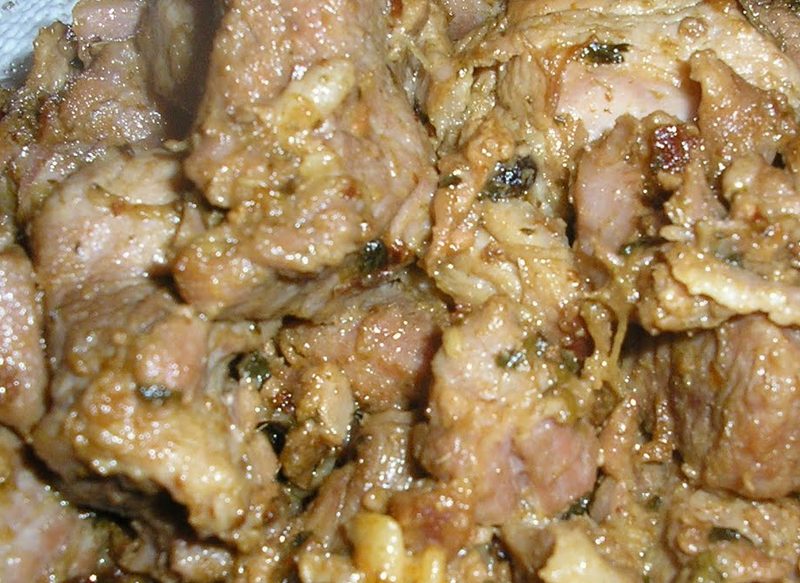 CONTINUANDO CON LA PREPARACIÓN DE LA CARNE DE CERDO AL AJILLO