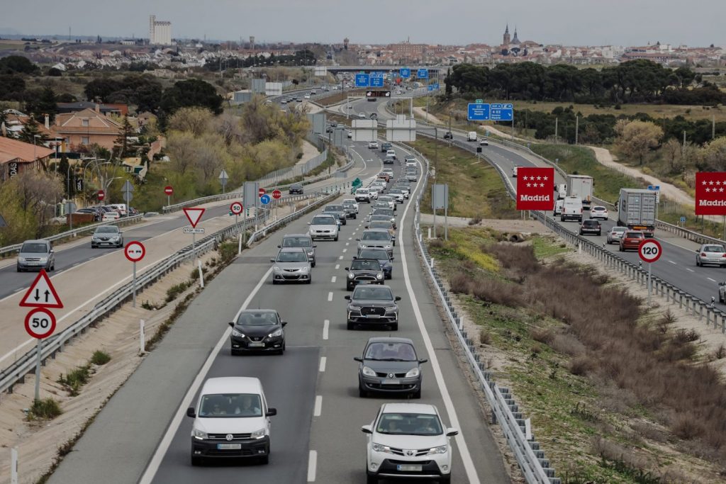 Este es motivo por el que la DGT puede multarte y que quizás no sabías 2 Moncloa Operacion Salida Semana Santa 2022 1 carretera coches scaled 1 Moncloa