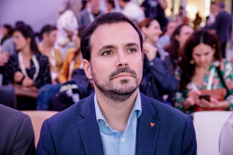 Alberto Garzón (Sumar) pronostica una unión forzosa de Podemos y Adelante Andalucía para competir con Rufián