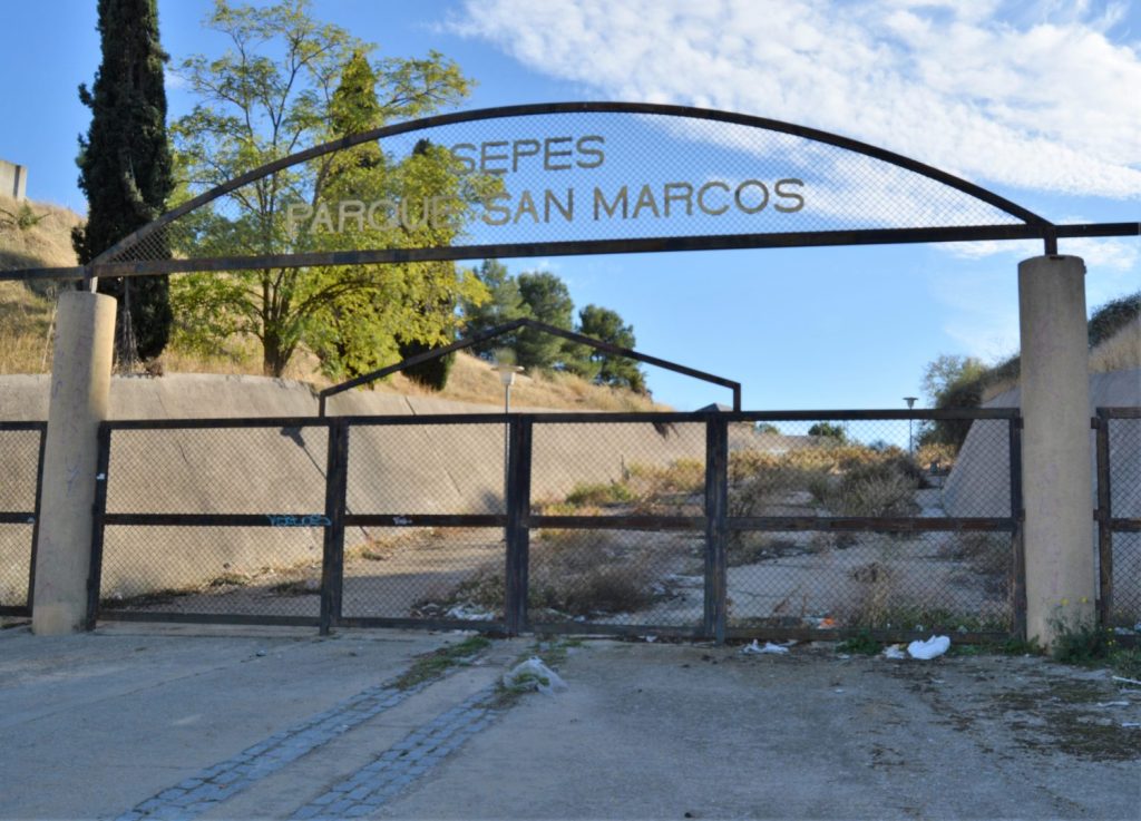 Amianto en edificios e infraestructuras: una convivencia mortal 5 Moncloa Entrada al Parque de San Marcos de Getafe Madrid construido sobre un vertedero de fibrocemento de amianto MGR Moncloa