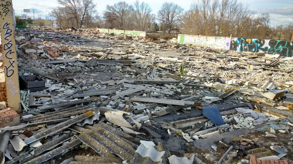 Amianto en edificios e infraestructuras: una convivencia mortal 4 Moncloa Vertedero ilegal con residuos de uralita deteriorada en Pinto Madrid Cesar Serrano Moncloa