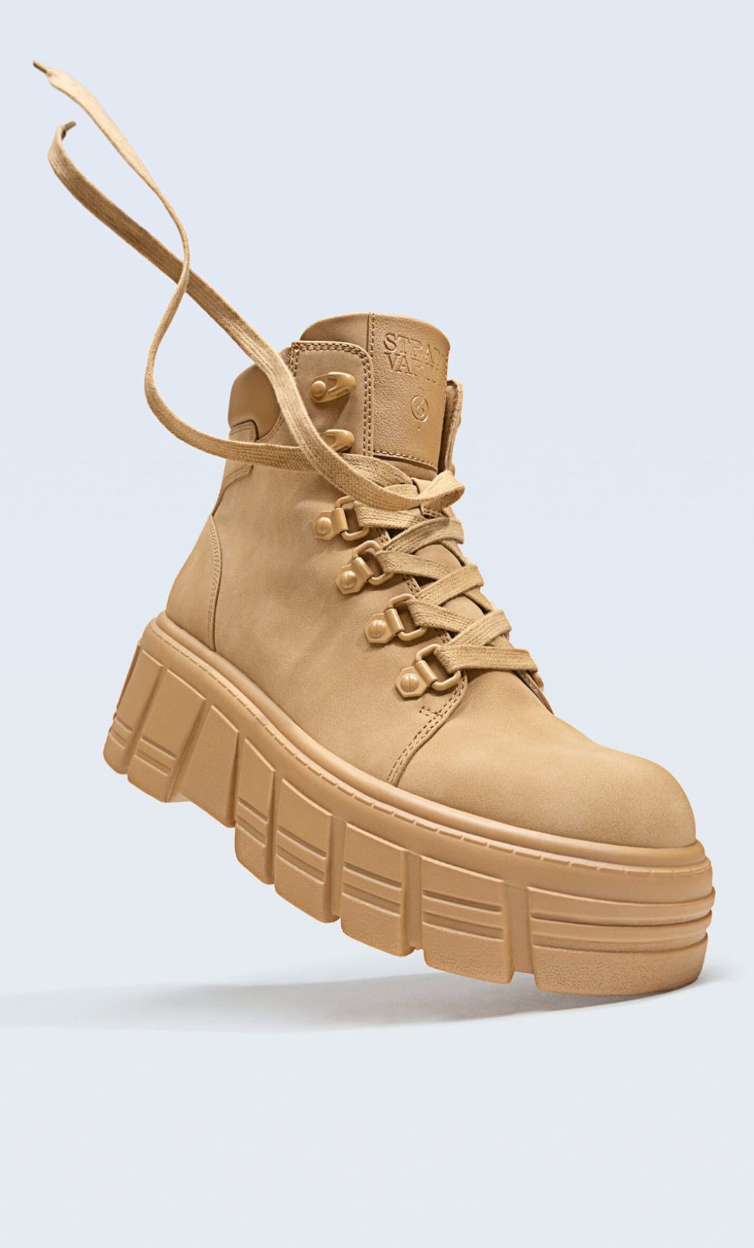 botines track acordonados