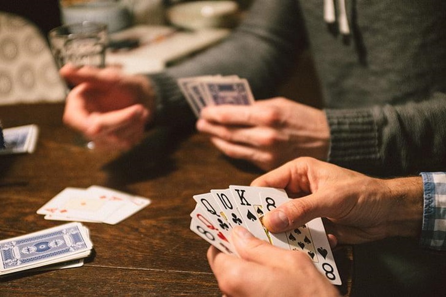 Casinos Online ¿Entretenimiento o Vicio? 1 Moncloa cartas azar amigos Moncloa