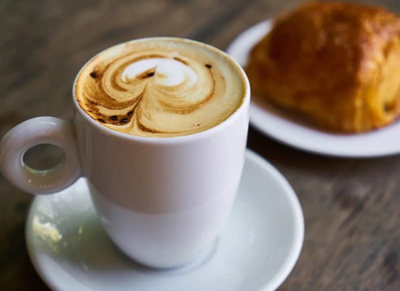 NO SE DEBEN TOMAR MÁS DE TRES TAZAS DIARIAS DE CAFÉ