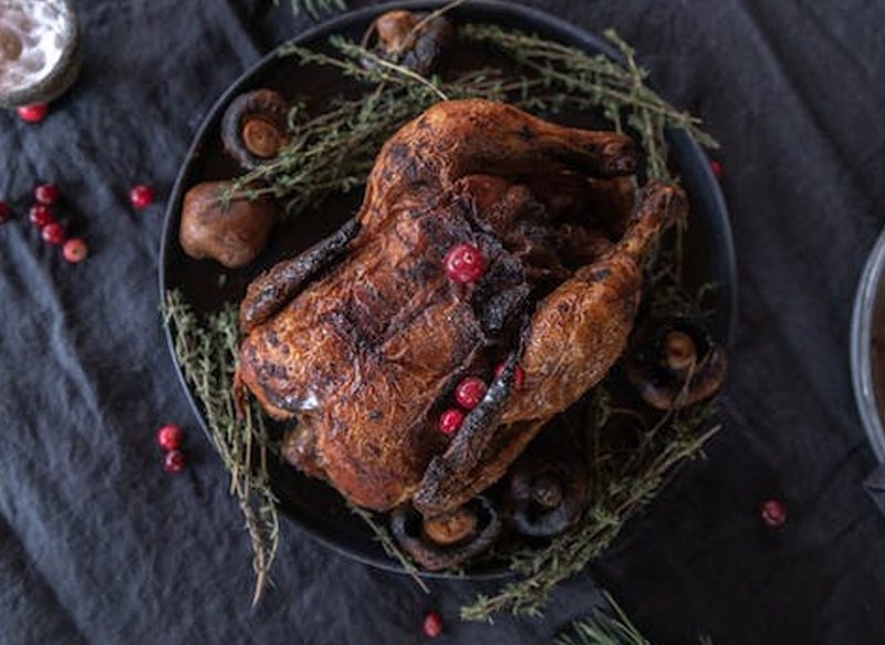 CUBRE EL PAVO DE NAVIDAD CON LOS JUGOS