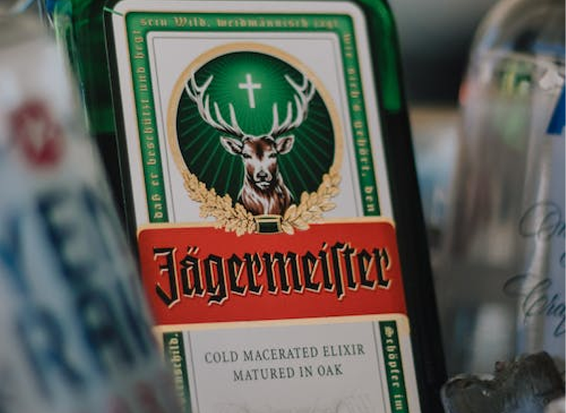 JÄGGERBOMB, LA BEBIDA DE MODA
