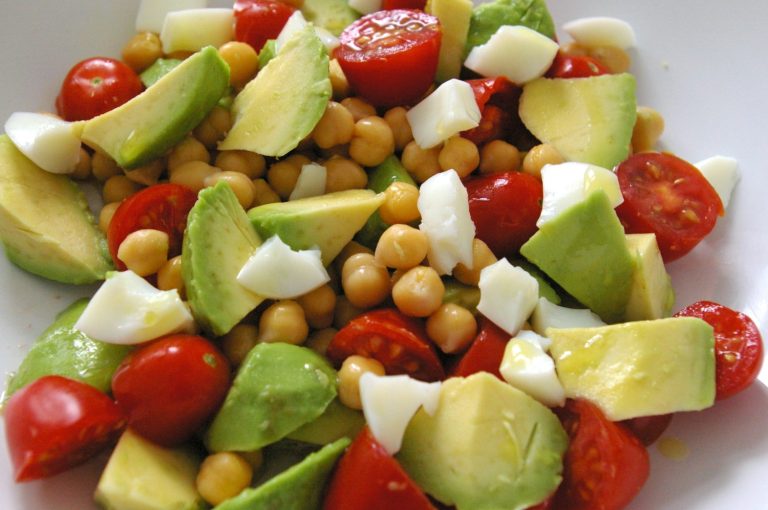 Ensalada de garbanzos: Un plato delicioso y saludable, fácil de preparar en pocos pasos
