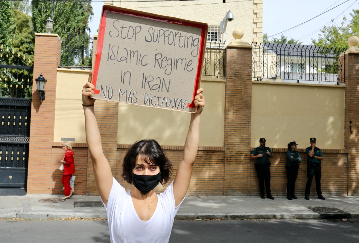 Protesta en la embajada de Irán en Madrid.