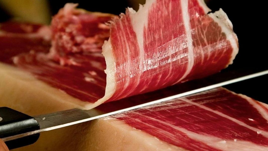 La ruta del jamón ibérico: 5 pueblos donde probarlo directamente de la bodega