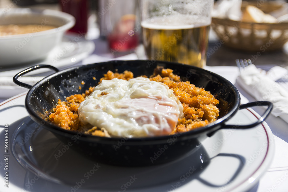 truco anadir huevo servir migas