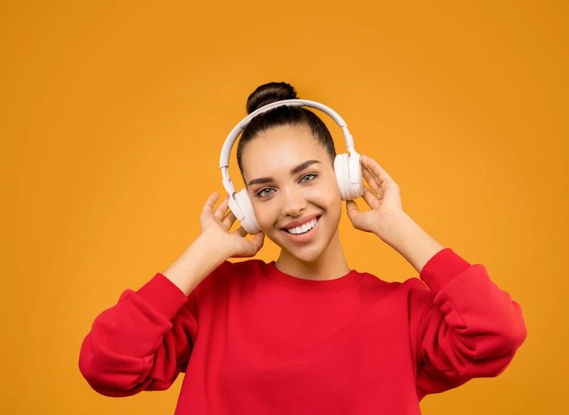 CÓMO ESCUCHAR MÚSICA ALTA EN LOS AURICULARES DE FORMA SEGURA