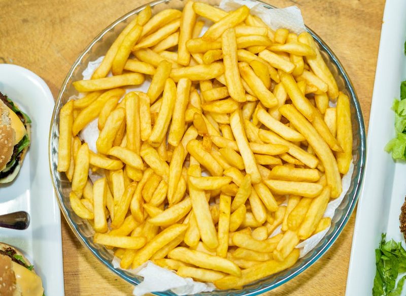 FINALIZANDO LA PREPARACIÓN DE LAS PATATAS FRITAS SIN ACEITE