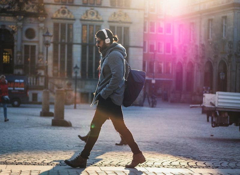 AJUSTA EL VOLUMEN DE LOS AURICULARES