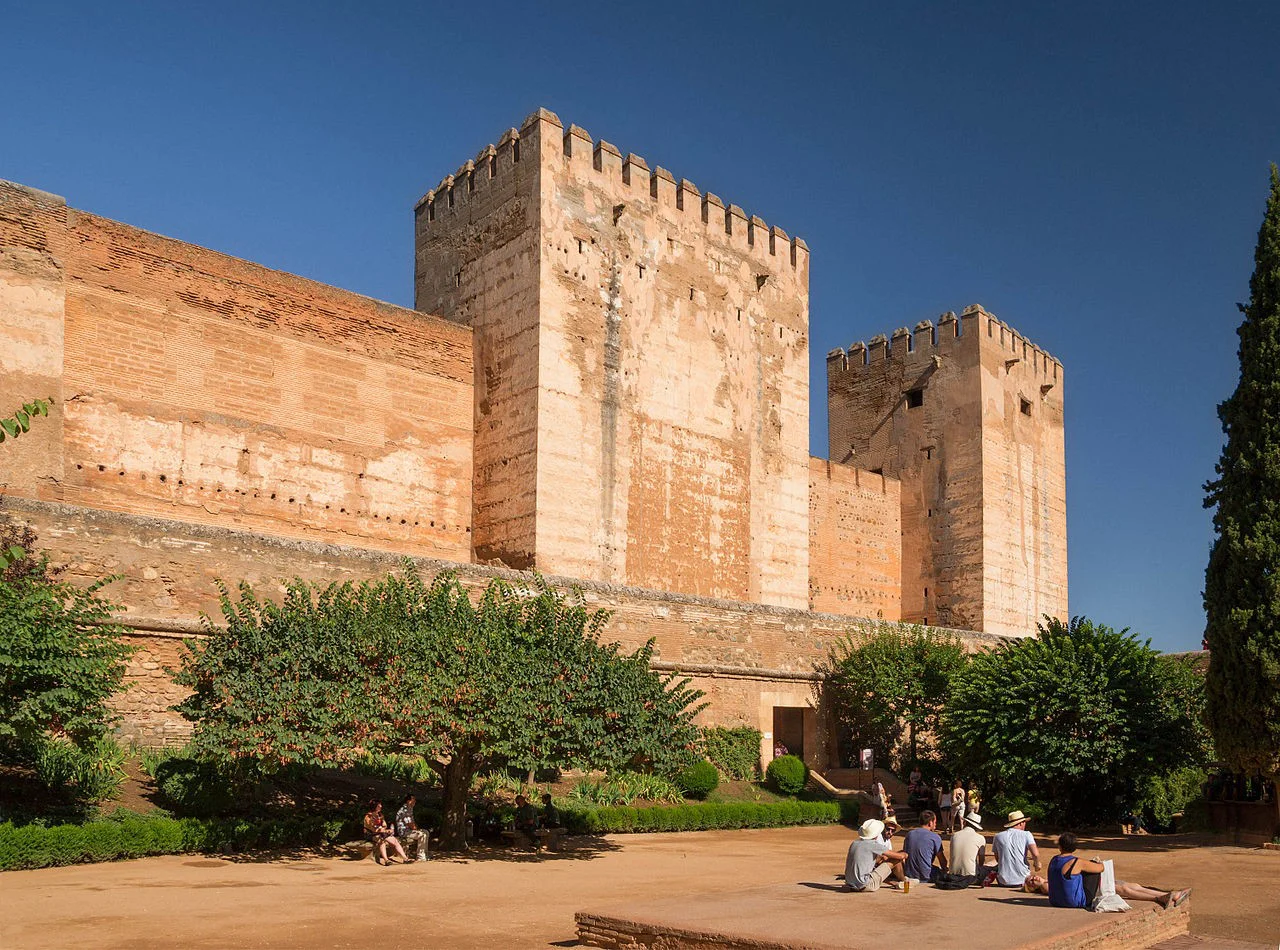 Recorrido por el palacio fortificado "El Alhambra", Patrimonio de la Humanidad por la Unesco 2 Moncloa El Palacio Fortificado "El Alhambra"