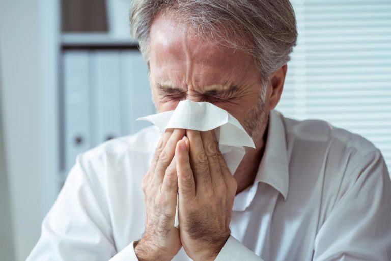Si tu fiebre desapareció y ahora arde de nuevo NO es normal: la variante K colapsa los pulmones en horas