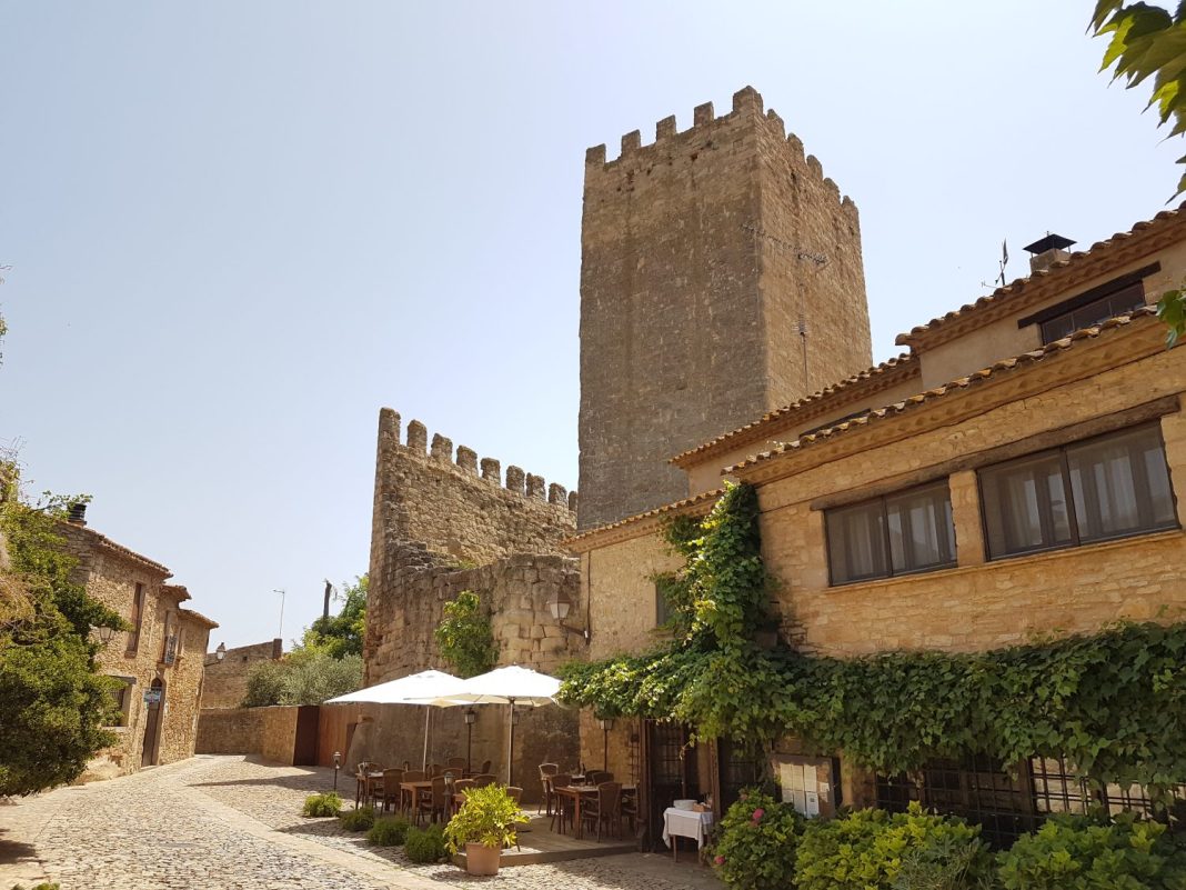peratallada es otro de esos pueblos de espana baratos