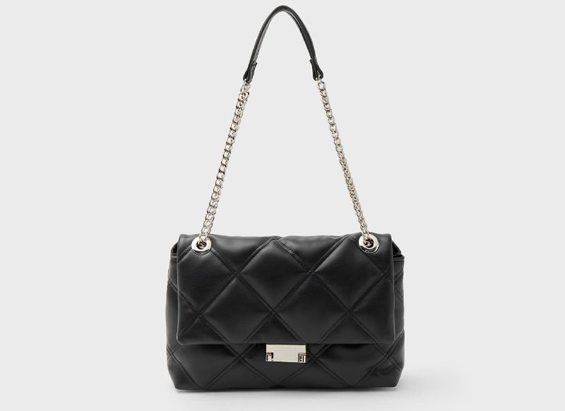 BANDOLERA ACOLCHADA CADENA, UN BOLSO DE STRADIVARIUS MUY POPULAR