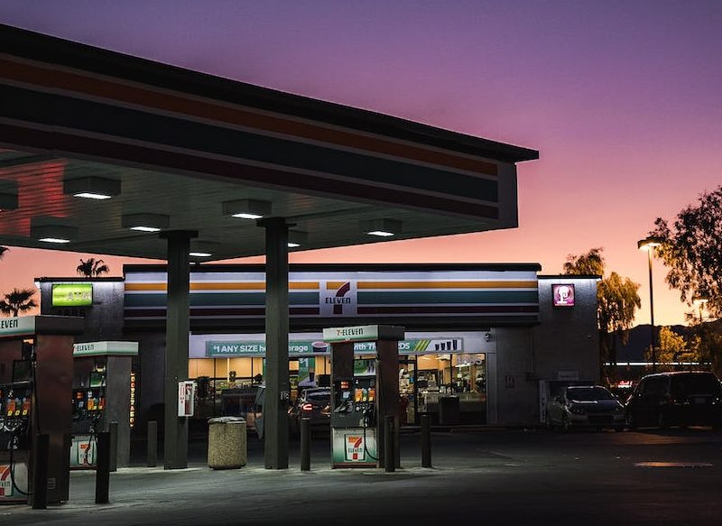 LLENAR EL DEPÓSTIO EN LAS GASOLINERAS, HASTA 12 EUROS MÁS CARO QUE HACE UN AÑO