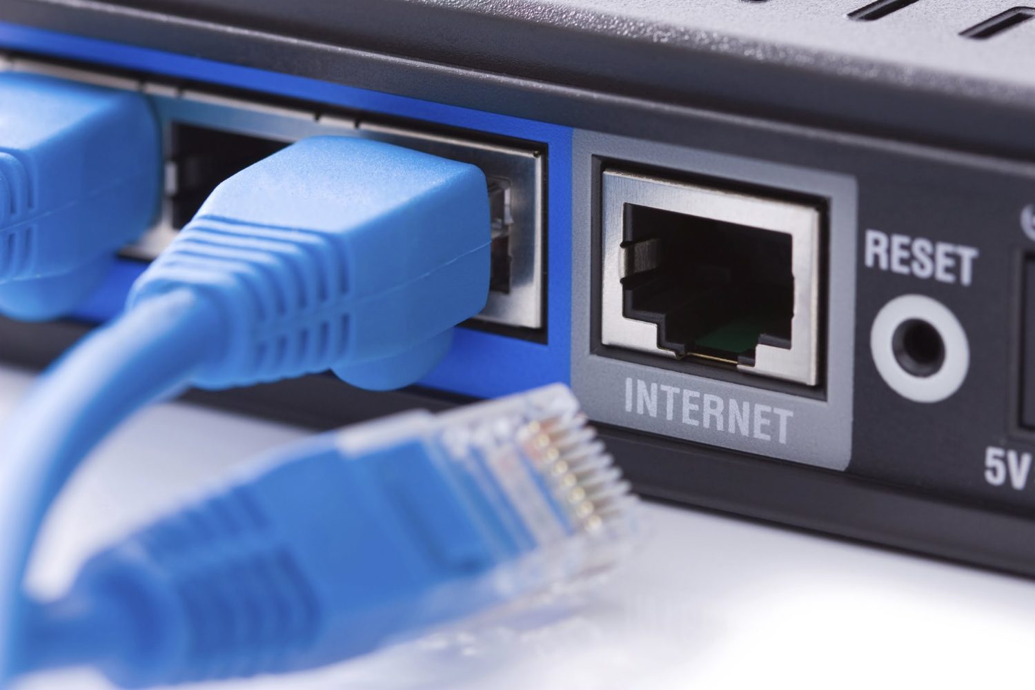 Conexión a Internet: 5 consejos para solucionar problemas en tu casa 2 Moncloa Usar un cable Ethernet para solucionar problemas