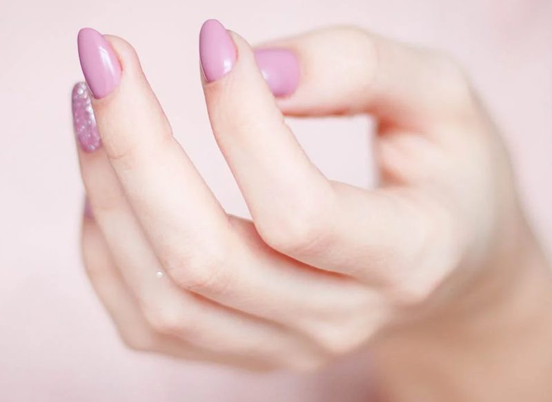 METE LAS UÑAS EN UN CUENCO CON AGUA