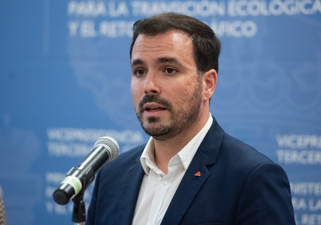 La patronal del juego asesta un duro golpe a Garzón y su ley protectora de la ONCE 1 Moncloa Alberto Garzón, ministro de Consumo y líder de IU, hace la guerra por su cuenta en Sumar