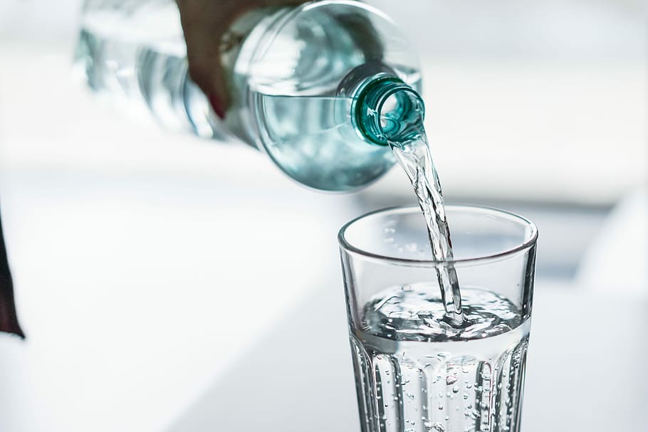 beber dos litros de agua al dia mejora la estetica