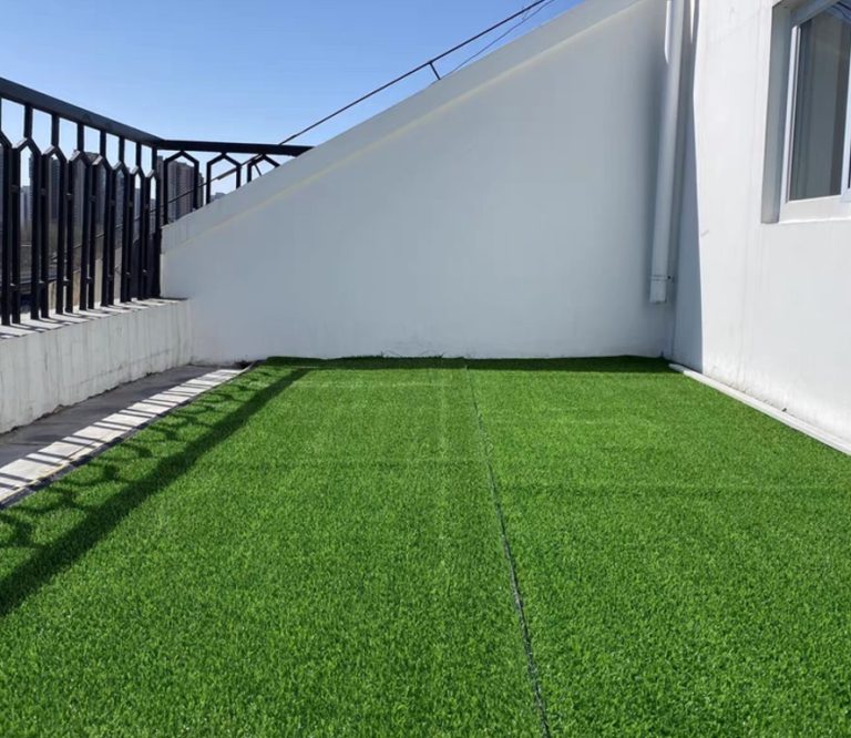 Guía práctica para el mantenimiento y limpieza del césped artificial en el hogar