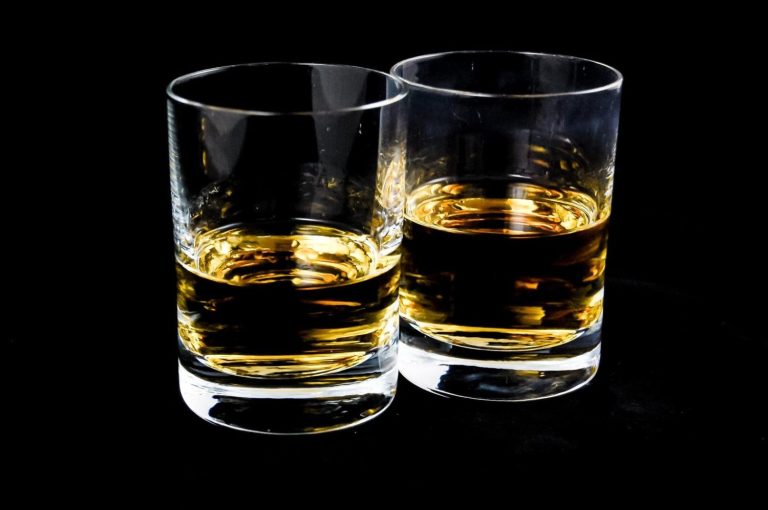 El secreto de la Generación Z para reducir el consumo de alcohol en España: ‘soft clubbing’ y ‘zebra striping’