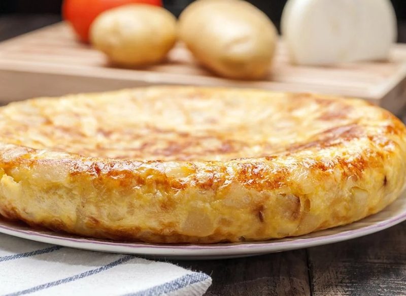 Domina el arte de la tortilla de patatas: evita 7 errores de principiante para una perfección culinaria 4 Moncloa Tortilla de patatas de Karlos Arguiñano: el truco para que quede jugosa y esponjosa