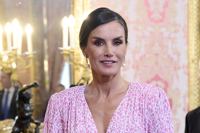 reina letizia con vestido rosa