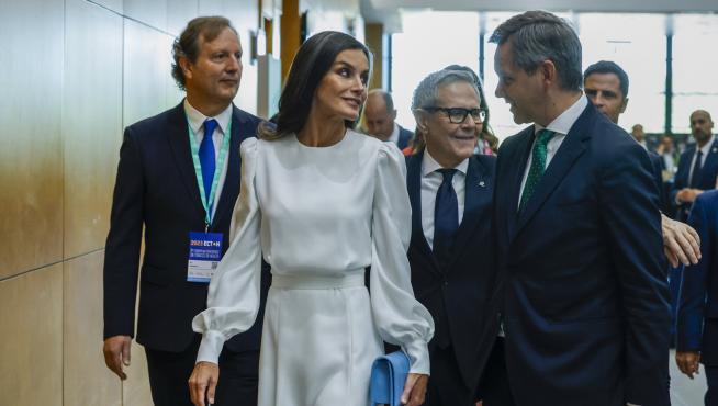 reina letizia vestido blanco con accesorios en azul