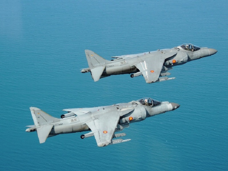 La solución "cutre" de Defensa de alargar la vida de los Harrier con piezas de segunda mano 3 Moncloa Aviones Harrier patrullando (Fuente: Agencias)