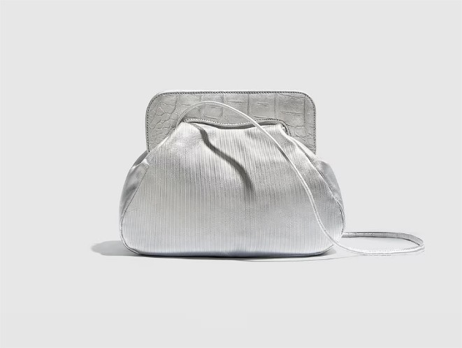 Bolso de fiesta de piel de napa metalizada plata con boquilla grabada en coco el corte ingles