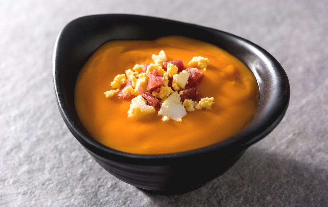 Chef Michelin confiesa el cambio en la receta del salmorejo cordobés que lo hace más ligero y digestivo (y está delicioso)