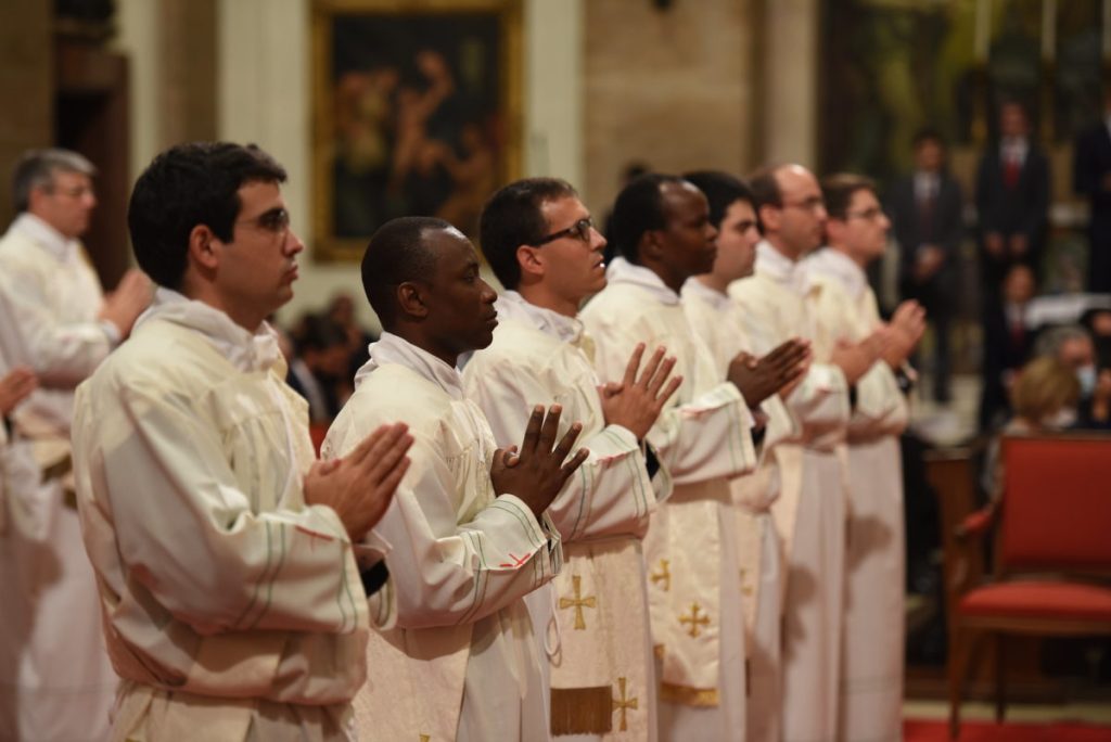 El Papa Francisco lucha por controlar el Opus Dei. 