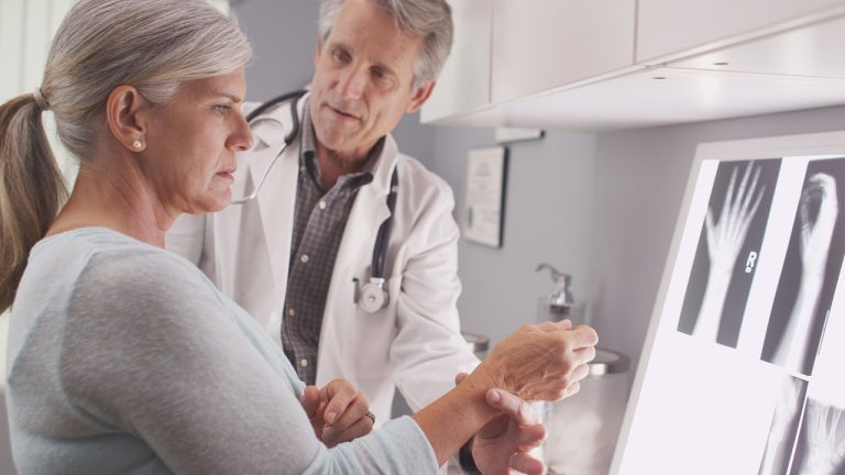 Alicia Romero García (53) «Mi dentista me dijo que perdía hueso en las encías, y descubrimos que toda mi columna se estaba desintegrando»: La enfermedad que ataca primero la boca