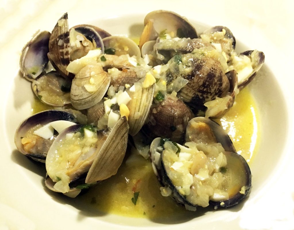 Delicias del océano: almejas a la marinera, un aperitivo que despierta el auténtico sabor del mar 1 Moncloa servir almejas a la marinera