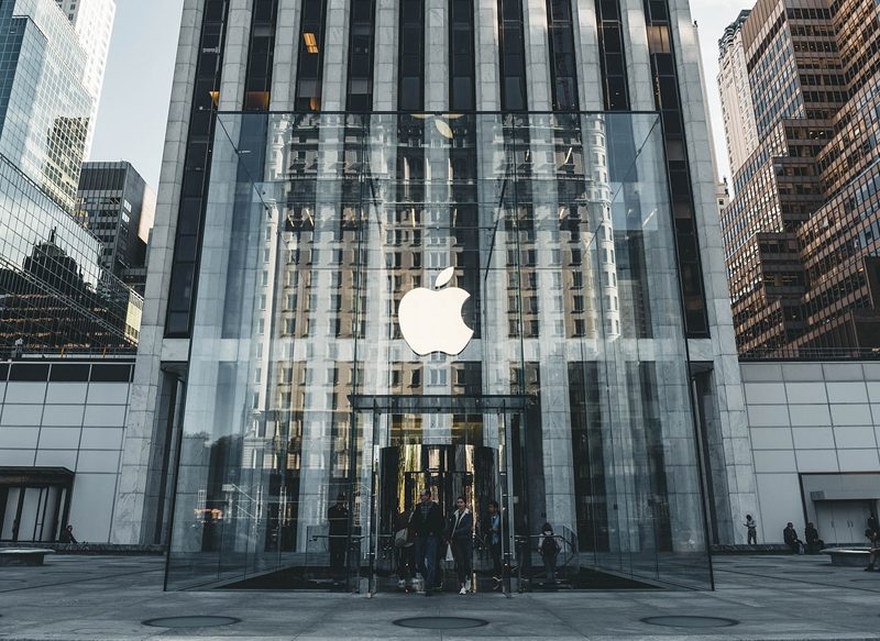 APPLE Y TESLA PRETENDEN FRENAR EL DESARROLLO DE LA INTELIGENCIA ARTIFICIAL