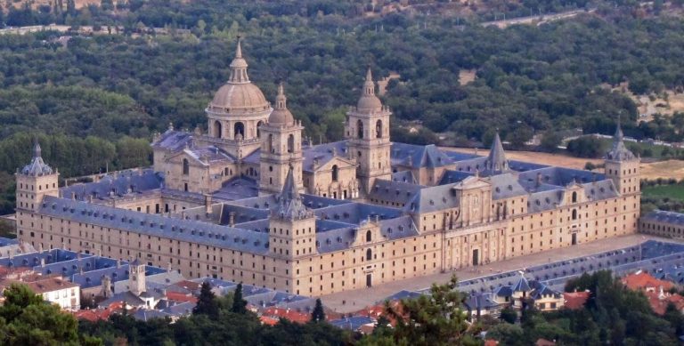 José Luis Martínez (45), guía oficial de Turismo de España, «El Monasterio de El Escorial entra por 14€ y tiene obras de El Greco: si no compras la entrada online, haces 2 horas de cola»