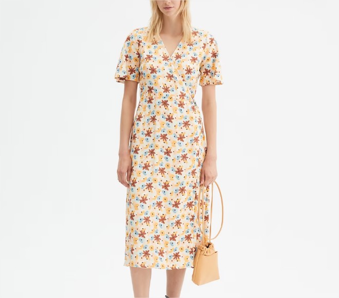 El Corte Inglés: 8 vestidos de colores vivos con los que irás perfecta a tus eventos de verano 7 Moncloa Vestido midi envolvente con estampado floral Moncloa