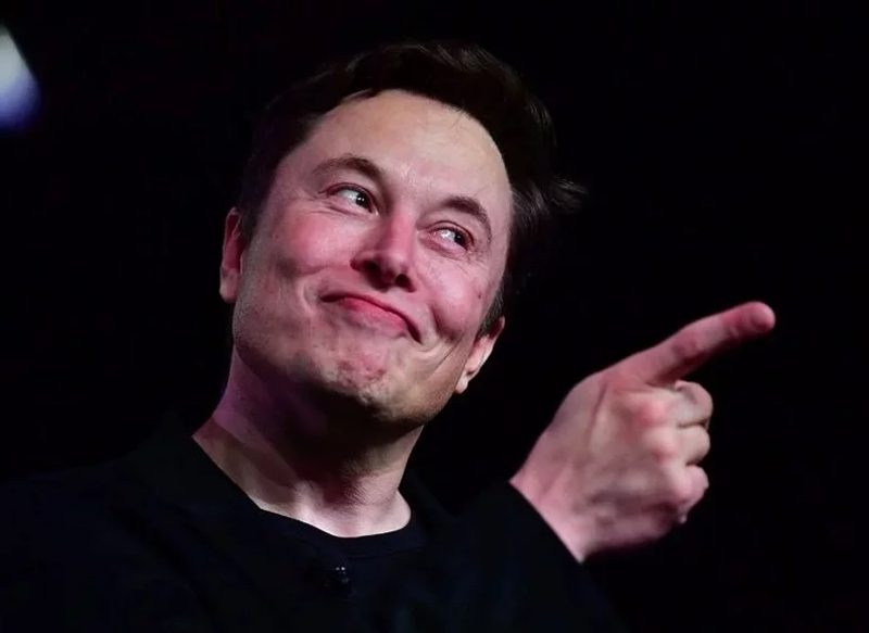 ELON MUSK VUELVE A LIARLA EN TWITTER